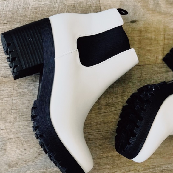 Soda Jaber White Chelsea Lug Sole Slip On Booties - Picture 8 of 8